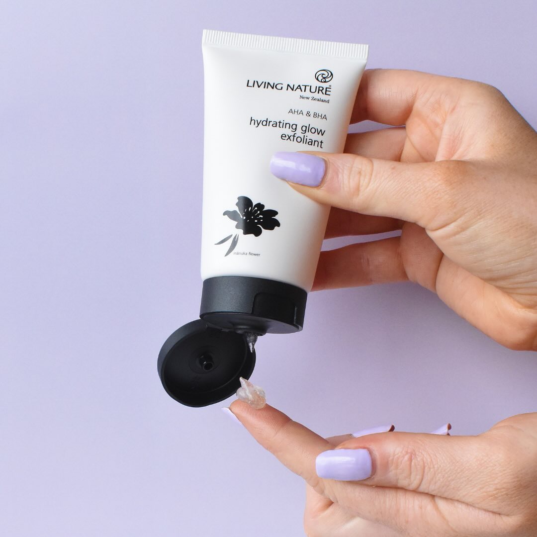 hydrating glow container texture hands